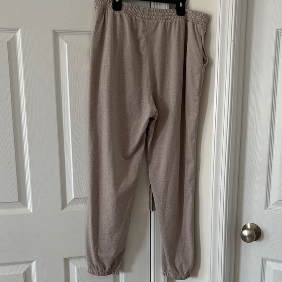 Vuori Women’s Boyfriend Joggers - Picture 9 of 15